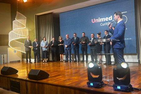FEHOSPAR participa da celebra��o dos 55 anos da Unimed Curitiba e recebe homenagem por parceria hist�rica