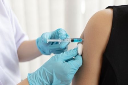 Com avano da vacinao, mortes e casos de Covid caem 40%, diz Sade